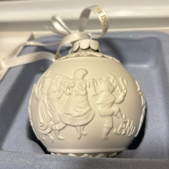Wedgewood Merry Christmas & Happy New Year Ornament With Box - Picture 2 of 10